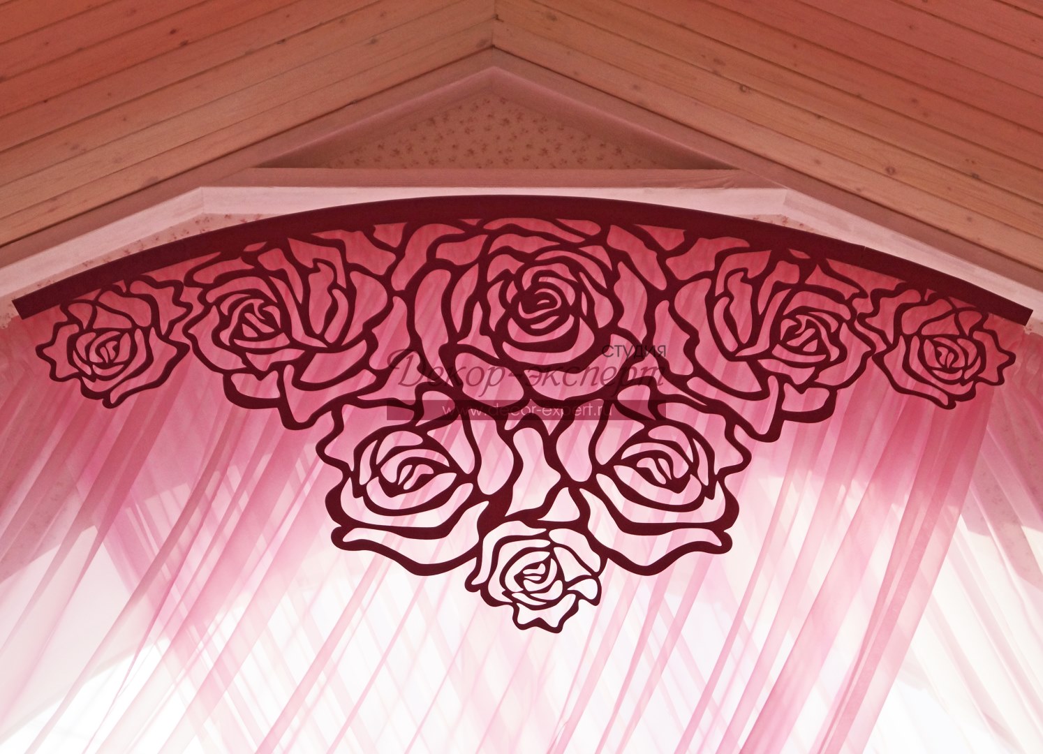 Ажурный ламбрекен "Розы" на изогнутом профильном карнизе для арочного окна. Индивидуальная разработка.