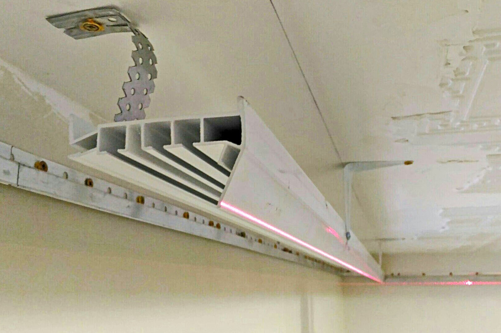 Алюминиевый карниз для штор ПК-5, интегрированный в натяжной потолок.
