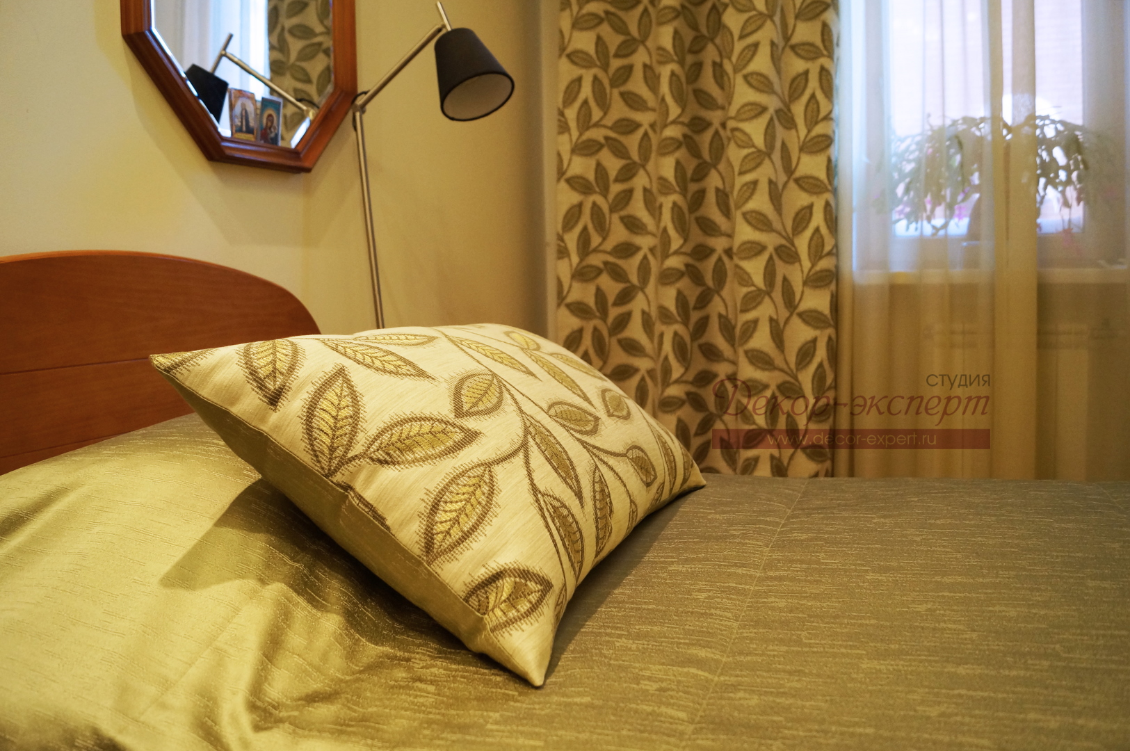 Декоративная подушка и фрагмент покрывала на кровати в комнате мамы.