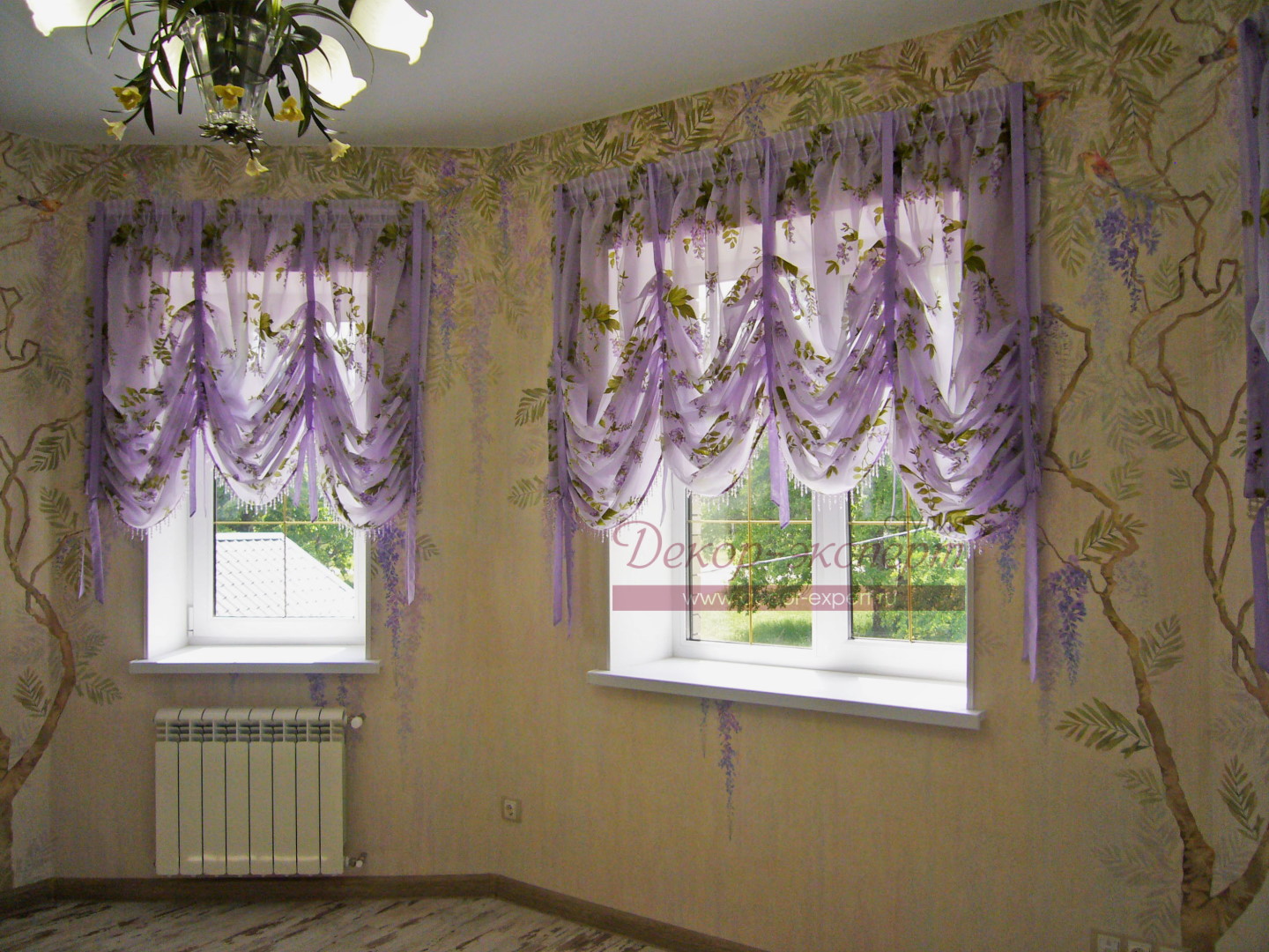 Два окна с австрийскими шторами в эркере в комнате для цветов.